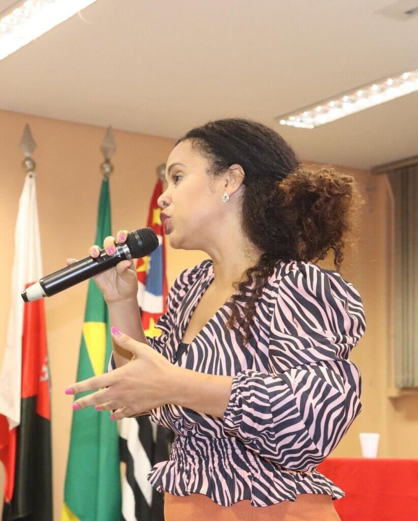 A co-deputada Najara Costa (PSOL), durante fala na Comissão da Igualdade Racial da OAB de Taboão da Serra, em maio desse ano. Foto: Reprodução (Instagram).