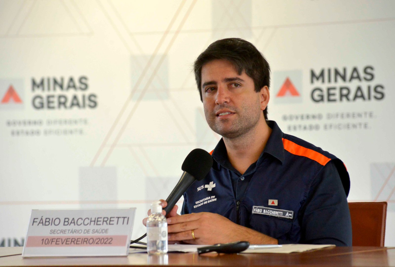 O secretário de Saúde de Minas Gerais, Fábio Baccheretti, durante coletiva de imprensa sobre a onda de Covid-19 que atingia o país em 2022. Foto: Agência Minas (Divulgação)