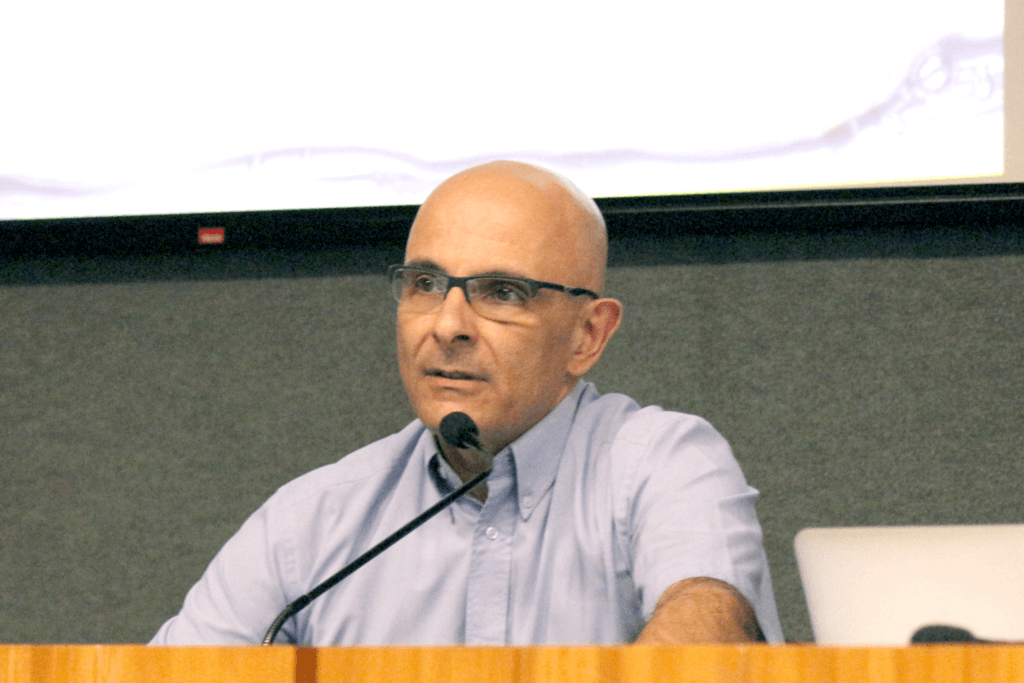 O Prof. Pedro Luiz Côrtes durante seminário sobre Desastre Ambiental da Samarco: Impactos e Recuperação. Fonte: Divulgação (IEA-USP)
