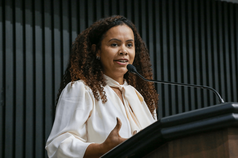  A vereadora Najara Costa (PCdoB) durante fala pela aprovação do reconhecimento do Grupo de Capoeira Angola Irmãos Guerreiros como Patrimônio Cultural. Foto: Leandro Barreira (Divulgação da CMTS)